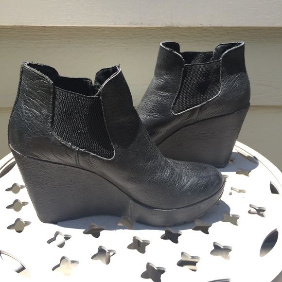 korks wedge bootie